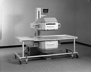 Fig. 4 Detector gantry and table of square 2-detector whole-body gammacamera,Toshiba GCA-90A-W2