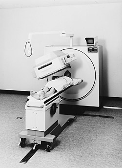 Fig. 2 Detector gantry and table of square jumbo gammacamera,Toshiba GCA-90A