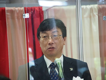 開会式で挨拶するJIRA山本会長