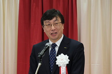 開会式で挨拶するJIRA山本会長