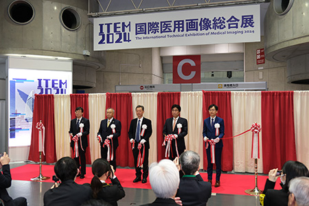 開会式のテープカットの様子