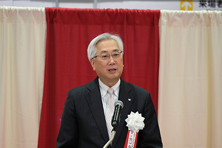 開会式で挨拶するJIRA山本会長