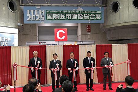 開会式のテープカットの様子